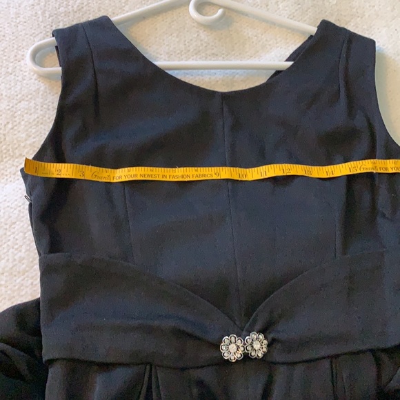 Simple black gown with embellished center. - Picture 4 of 7